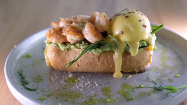 Breakfast Delicious Toast Avocado Eggs Benedict Delicious Bread Shrimp Parmesan — Stock Video