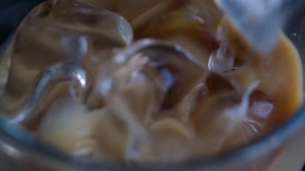 冰拿铁与无乳糖牛奶燕麦或香蕉杏仁椰奶在一个美味的甜饮料特写宏观摄影搅拌加冰 几段视频 — 图库视频影像