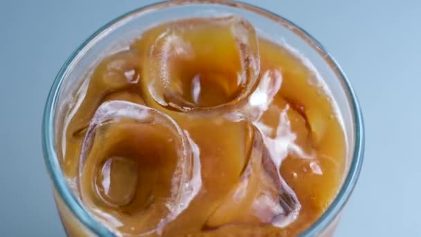 Lód Latte Mlekiem Owsianym Bez Laktozy Lub Bananowym Mlekiem Kokosowym — Wideo stockowe