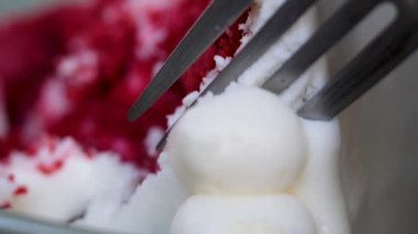 Lezzetli pasta kırmızı kadife, beyaz, havadar, kırmızı, gözenekli, çatalla ezilmiş tatlı. Pasta katmanları, lezzetli pasta zevki ve yemek pişirme, hamurun çalışma yapısı.