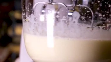 Lezzetli waffle 'ları elektrikli waffle ızgarasında yumurta çırpma malzemesi kullanarak hazırlama işlemi. Yumurta, şekeri yakın plan yemek tarifi olarak ekliyor. Ahududu süsler. Bir dizi video.