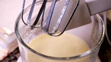 Lezzetli waffle 'ları elektrikli waffle ızgarasında yumurta çırpma malzemesi kullanarak hazırlama işlemi. Yumurta, şekeri yakın plan yemek tarifi olarak ekliyor. Ahududu süsler. Bir dizi video.