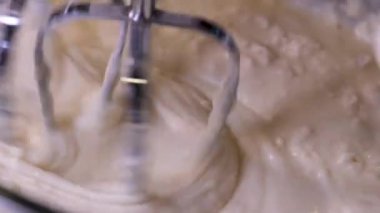 Lezzetli waffle 'ları elektrikli waffle ızgarasında yumurta çırpma malzemesi kullanarak hazırlama işlemi. Yumurta, şekeri yakın plan yemek tarifi olarak ekliyor. Ahududu süsler. Bir dizi video.