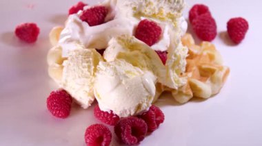 Elektrikli waffle demiriyle lezzetli waffle hazırlama süreci yumurtanın malzemelerini yeniliyor. Un, şekere yakın yemek tarifi ekliyor. Ahududulu kahvaltı bir dizi video dekore eder.