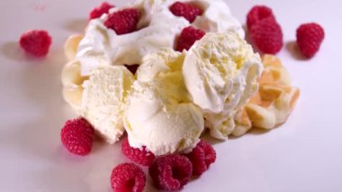 Elektrikli waffle demiriyle lezzetli waffle hazırlama süreci yumurtanın malzemelerini yeniliyor. Un, şekere yakın yemek tarifi ekliyor. Ahududulu kahvaltı bir dizi video dekore eder.