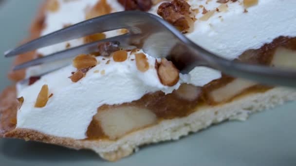 将美味的苹果沙洛蒂放在顶部有乳酪和核桃的短皮糕点上 用叉子和餐馆盘子里的特写视频镜头打破了这精致的一层 — 图库视频影像
