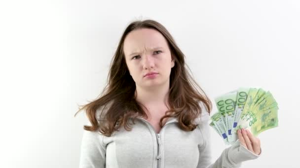 Ontevreden Overstuur Meisje Met Een Pak Euro Geld 100 Euro — Stockvideo