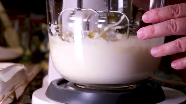 Процес Приготування Солодких Смачних Вафель Електричному Вафельному Залізі Використанням Харчового — стокове відео