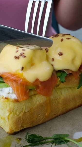 Ψωμί Τοστ Αυγά Ποσέ Πολτό Αβοκάντο Μπιζέλια Και Φρέσκα Λαχανικά — Φωτογραφία Αρχείου