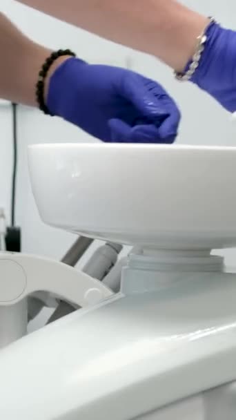 Schoonmaken Tandheelkundige Kantoor Veeg Vocht Met Steriele Doek Apparatuur Spoelbak — Stockvideo
