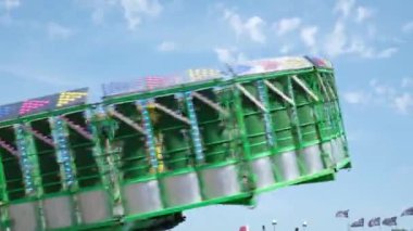 Vancouver 'daki izinli insanlar içki alırlar salıncaklara binerler kovboy şapkası giyerler parkta aileleriyle birlikte yürürler Surrey şehrinde gerçek insanlar. Kanada 