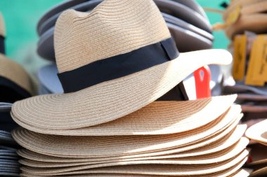 Vancouver 'daki izinli insanlar içki alırlar salıncaklara binerler kovboy şapkası giyerler parkta aileleriyle birlikte yürürler Surrey şehrinde gerçek insanlar. Kanada