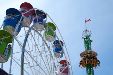 Vancouver 'daki izinli insanlar içki alırlar salıncaklara binerler kovboy şapkası giyerler parkta aileleriyle birlikte yürürler Surrey şehrinde gerçek insanlar. Kanada
