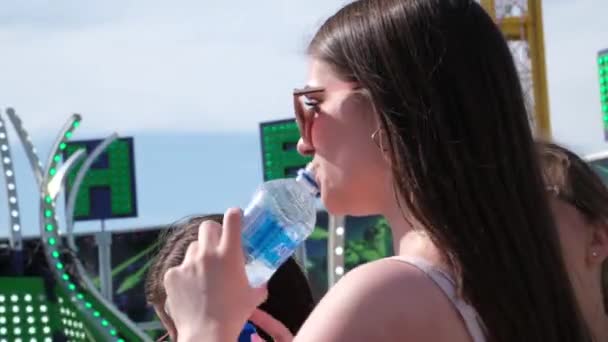 Ruhetag Leute Vancouver Kaufen Getränke Fahrt Auf Schaukeln Fahrten Tragen — Stockvideo