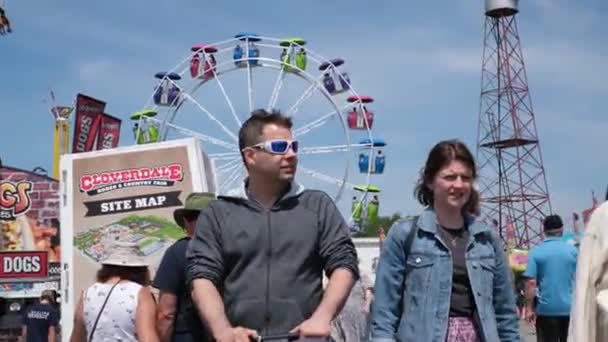 Day People Vancouver Buy Drinks Ride Swings Rides Wear Cowboy — Video