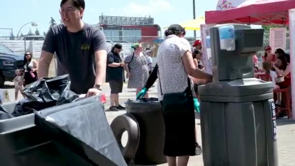 在温哥华 人们每天都会去买饮料 在加拿大萨里市 人们穿着牛仔帽和家人一起在公园里散步 — 图库视频影像