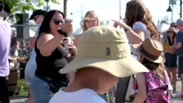Vancouver Izinli Insanlar Içki Alırlar Salıncaklara Binerler Kovboy Şapkaları Giyerler — Stok video
