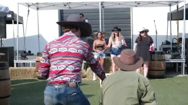 Vancouver Izinli Insanlar Içki Alırlar Salıncaklara Binerler Kovboy Şapkaları Giyerler — Stok video