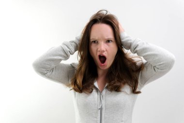 Bilgisayarda çalışmaktan tatmin olmuyordu. Tuşlara basarak kötü genç kız dilini açıp elini sallayarak kötü görev iletişimini çevrimiçi yapıyordu. negatif duyguların öfkesi