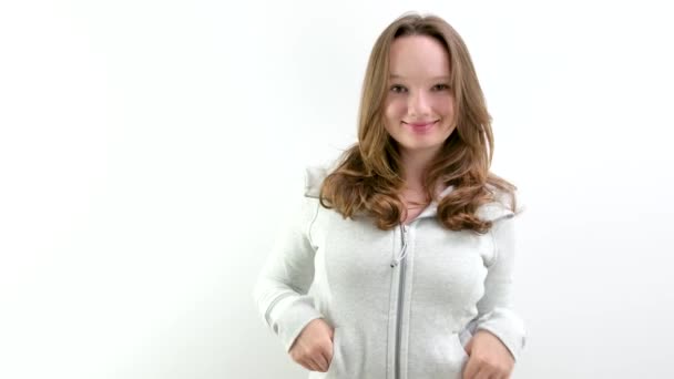 Dziewczyna Flirtuje Ręce Kieszeniach Sportowe Szary Sweter Pokazać Język Pomarszczony — Wideo stockowe