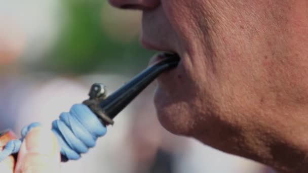 Чоловік Курить Марихуану Коноплю Дорослий Чоловік Підпалює Пристрій Куріння Релаксація — стокове відео