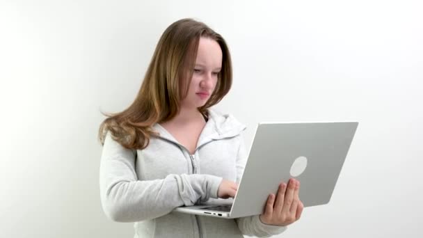 コンピュータを押すボタンに不満を抱いていた 邪悪な若い十代の少女は 彼女の口を開き オンラインで彼女の憤慨した悪いタスクコミュニケーションを振ります ネガティブな感情の憤り — ストック動画