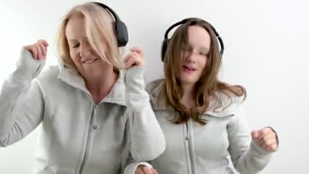 Femme Fille Mère Fille Écoutant Musique Sur Écouteurs Dansant Dans — Video
