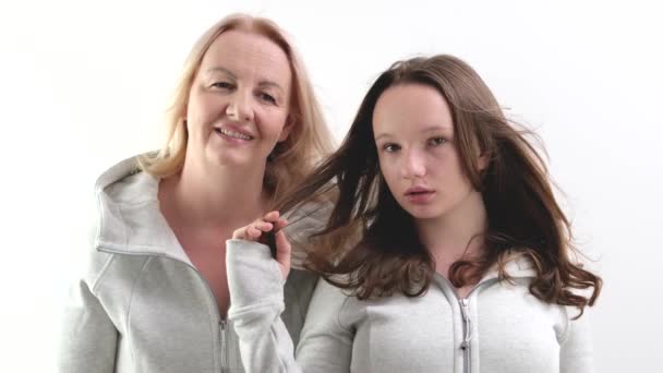 Rostros Cerca Las Mujeres Europeas Adulto Una Chica Joven Mirando — Vídeos de Stock