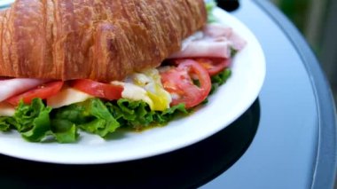 Jambonlu kruvasan, haşlanmış yumurta, jamon peyniri, avokado, mikrocin ve vişneli domates. Akdeniz aperatifi. Kahvaltı konsepti.