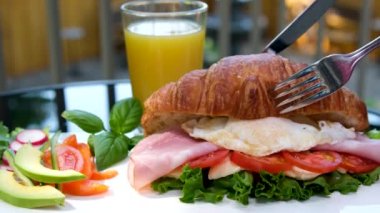 Jambonlu kruvasan, haşlanmış yumurta, jamon peyniri, avokado, mikrocin ve vişneli domates. Akdeniz aperatifi. Kahvaltı konsepti.