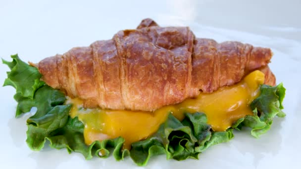 Sanduíche Com Presunto Queijo Pão Croissant Sanduíche Croissant Saboroso Foco — Vídeo de Stock