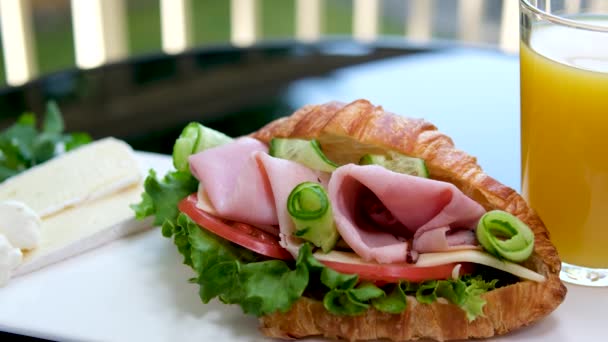Croissant Balyk Uborka Saláta Levelek Paradicsom Finom Reggeli Sajt Narancslé — Stock videók