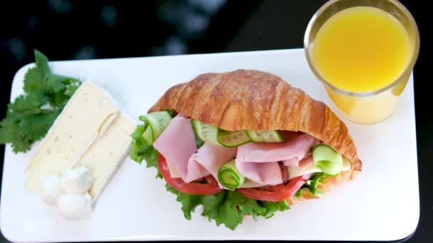 Croissant Com Balyk Pepino Alface Deixa Tomate Delicioso Café Manhã — Vídeo de Stock