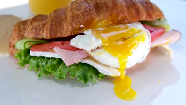 Cruasán Con Huevo Carne Tomates Queso Brie Almuerzo Desayuno Plato — Vídeos de Stock