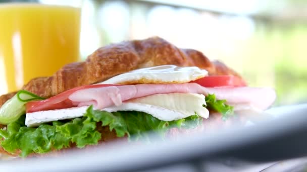 Croissant Vejcem Masem Rajčaty Sýrem Brie Snídaně Talíři Podávané Luxusním — Stock video