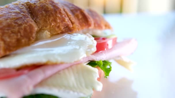 Croissant Tojással Hússal Paradicsommal Brie Sajttal Reggeli Ebéd Tálalva Egy — Stock videók