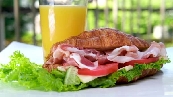 Sanduíche Croissant Com Carne Jamon Prosciutto Com Tomate Alface Deixa — Vídeo de Stock