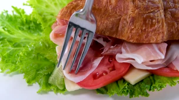 Croissant Smörgås Med Kött Jamon Prosciutto Med Tomat Sallad Lämnar — Stockvideo