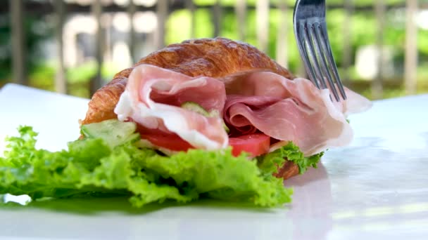 토마토와 프로시토와 크로와상 샌드위치는 건강한 풍부한 프랑스 접시에 있습니다 레스토랑 — 비디오