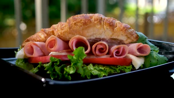 Seis Pedaços Bacon Enrolados Croissant Sanduíche Alface Deixa Queijo Brie — Vídeo de Stock