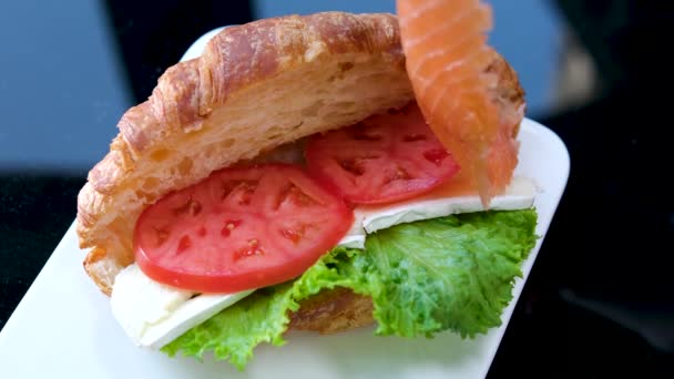 Sanduíche Croissant Com Queijo Creme Salmão Rúcula Prato Branco Close — Vídeo de Stock