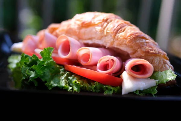 Sei Pezzi Pancetta Arrotolato Croissant Sandwich Lattuga Lascia Brie Formaggio — Foto Stock
