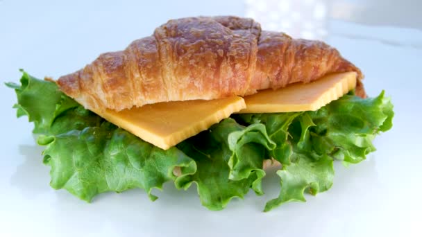 Sendvič Šunkou Sýrem Croissant Housce Chutný Croissant Sendvič Selektivní Zaměření — Stock video