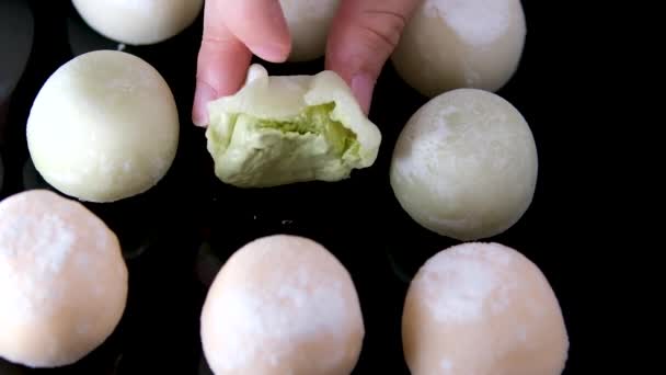 Yeşil Çay Aromalı Siyah Tabakta Mochi Dondurması Popüler Bir Asya — Stok video