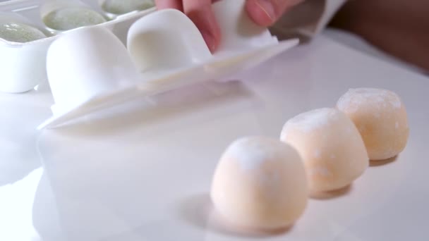 Verschillende Smaken Van Aziatische Dessert Mochi Een Hand Haalt Zoete — Stockvideo