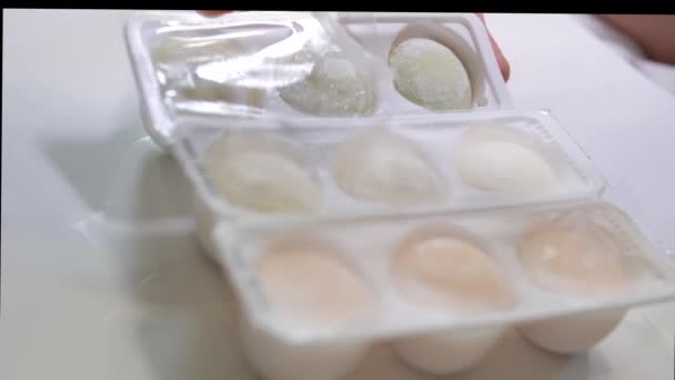 Différentes Saveurs Mochi Dessert Asiatique Une Main Enlève Crème Glacée — Video