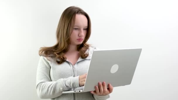 一个年轻的金发女人坐在白色的表面上 膝盖上放着笔记本电脑的照片 高质量的照片 — 图库视频影像