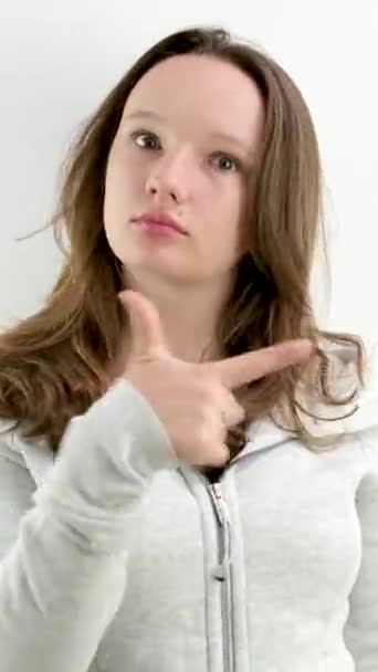 Overraske Forbløffelse Unge Teenage Pige Peger Med Fingeren Til Venstre – Stock-video