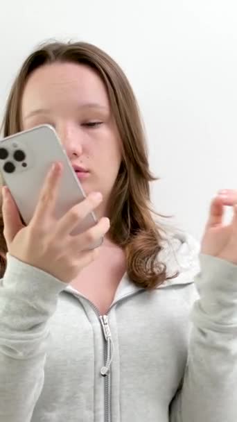 Frustriert Genervte Traurige Frau Mit Handy Der Hand Weißer Hintergrund — Stockvideo