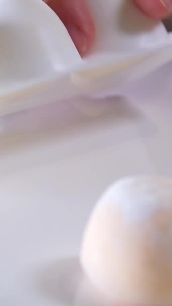 不同口味的亚洲甜食莫奇 一只手从盒子里取出豌豆制成的甜冰淇淋和米粉面团 — 图库视频影像
